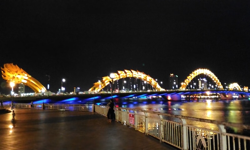 Puente del Dragón en la ciudad de Da Nang