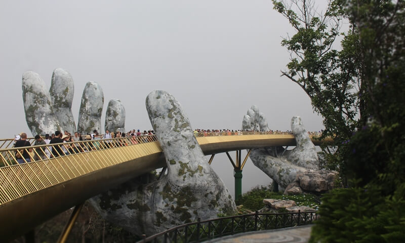 Puente de oro en Ba Na Colinas