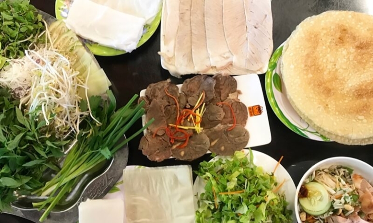 comida local en el restaurante en Da Nang