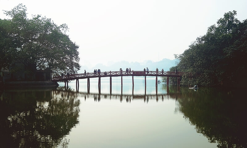 el puente Ngu Huc en Hanoi