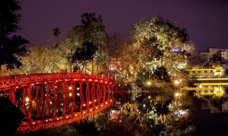 El Puente The Huc en Hoan Kiem