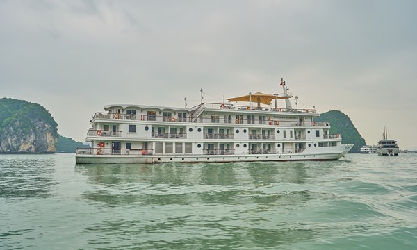 Crucero de lujo en la bahía de Halong